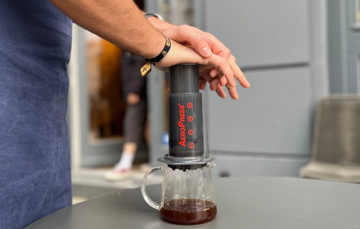AeroPress: Pequeña, Potente y la Favorita del Viajero